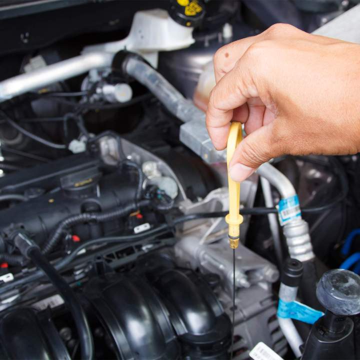 Vérification huile moteur avant vidange Saint-Denis-le-Gast